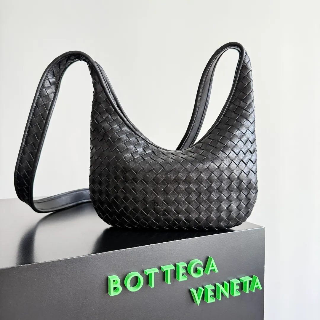 Batch 1660 BOTTEGA VENETA 2025 new men's small Veneto crossbody bag is made of lambskin, elegantly extends to the strap, fits perfectly on the upper body, and the light and neat shape is suitable for all your choices for business trips, travel or daily life. Top zipper, interior two compartments, extra-large capacity. The classic Veneta shape has been redesigned and turned into a bag that can be worn cross-body, simple yet stylish. Although it is designed as a men’s bag, it is also very suitable for girls to carry! The back is so handsome🕶! More aura ~ The shoulder straps are reasonably designed, making it comfortable and stylish to carry cross-body. The bag has a practical capacity and can easily fit your daily needs~ Whether it is paired with casual wear for going out on the street or with formal wear for commuting, put it on and your fashion sense will rise in a straight line📈! Style number: 836918 Size: 27*17*2.5cm